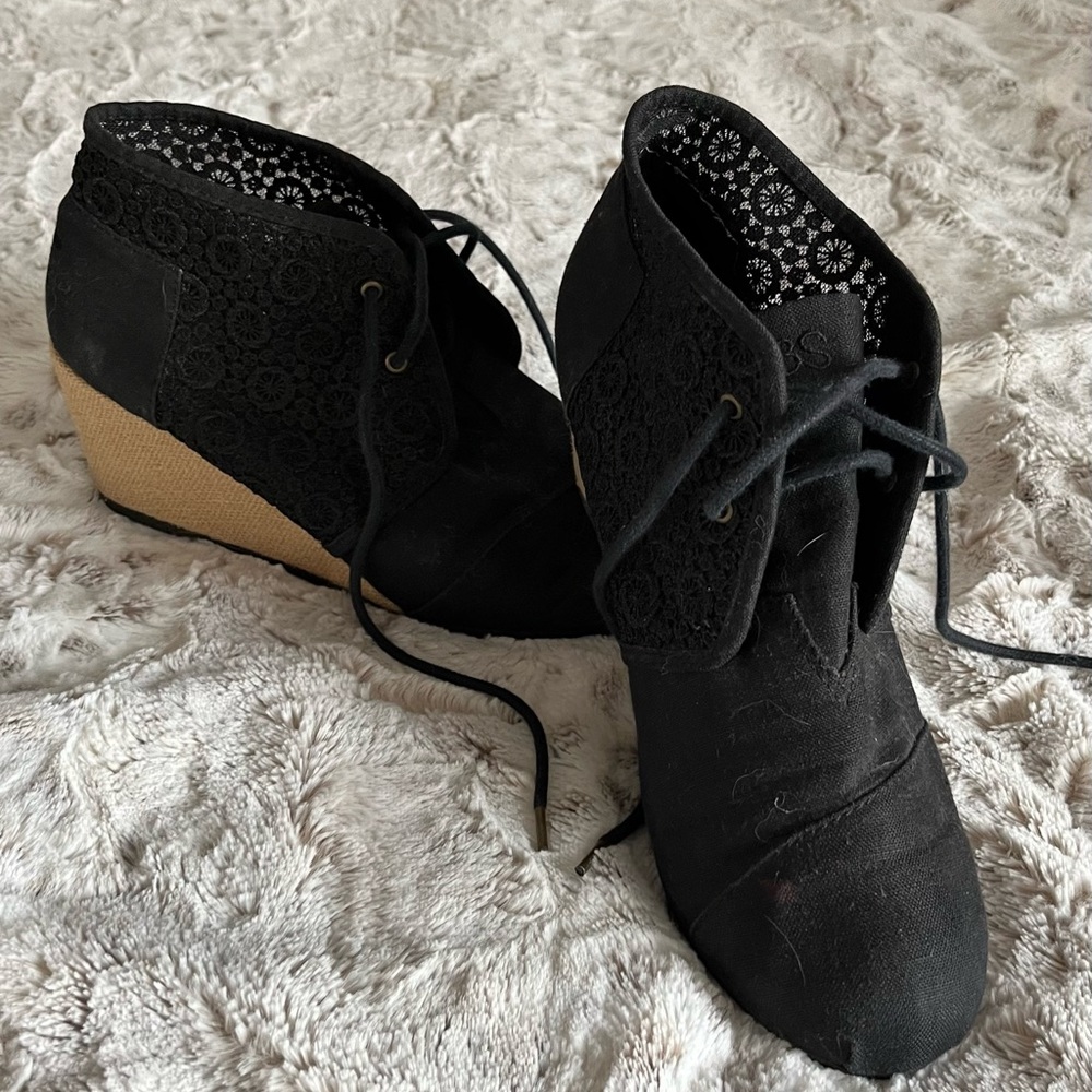 Black wedges